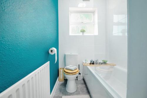 ein Badezimmer mit Toilette und Badewanne in der Unterkunft Central Sheffield Stadium House 15ppl Free Parking in Sheffield
