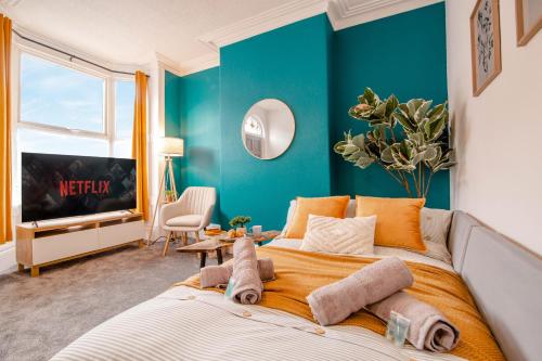 a bedroom with a bed and a tv in it at Central Sheffield Stadium House 15ppl Free Parking in Sheffield