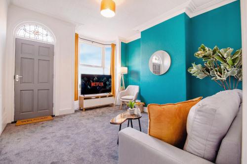 a living room with a couch and a tv at Central Sheffield Stadium House 15ppl Free Parking in Sheffield