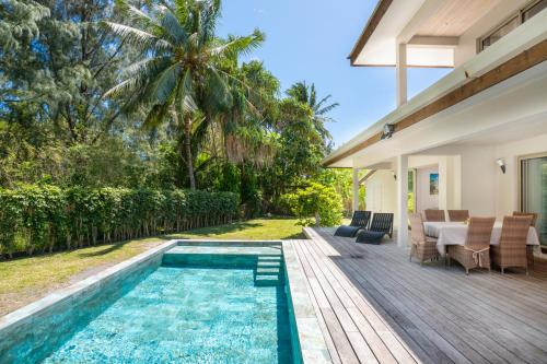 モーレア島にあるMoorea Temae Villa walking dist beach and golfの裏庭(スイミングプール、ウッドデッキ付)
