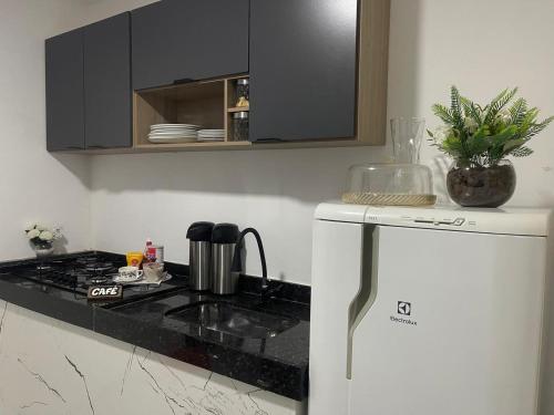 Η κουζίνα ή μικρή κουζίνα στο Kitnet Mobiliada em Pousada