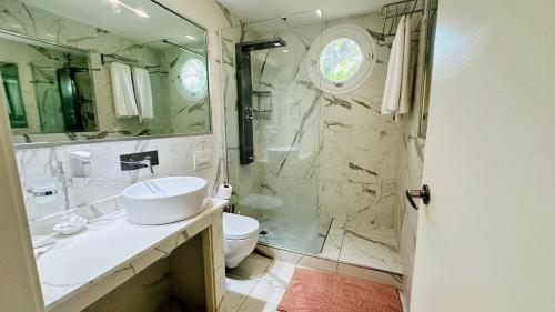 een badkamer met douche, wastafel en toilet bij Boca Beach Residence 202 in Boca Chica