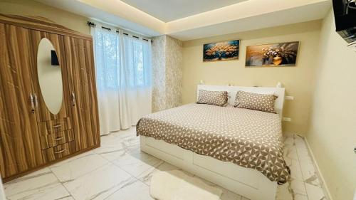 een slaapkamer met een bed en een groot raam bij Boca Beach Residence 202 in Boca Chica