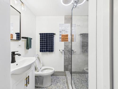 Koupelna v ubytování Game Day Flat Steps To Wrigley Cta