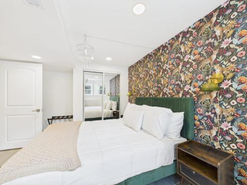 Postel nebo postele na pokoji v ubytování Game Day Flat Steps To Wrigley Cta