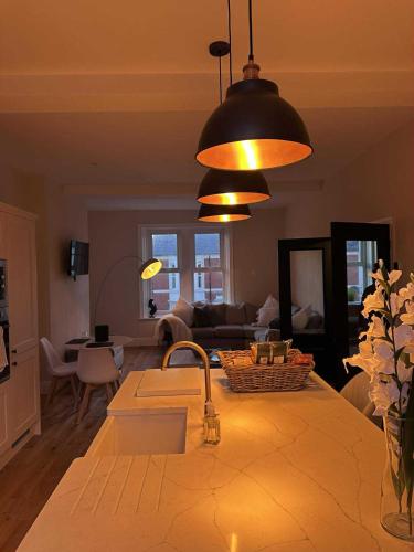 Katil atau katil-katil dalam bilik di Modern 2 Bed 2 Bath Apartment in Prime Jesmond Location