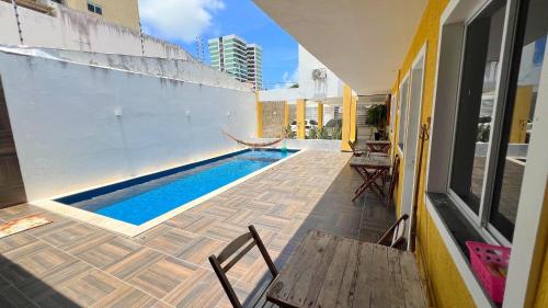 ein Swimmingpool mitten in einem Gebäude in der Unterkunft 700m da Praia de Atalaia com ar e piscina in Santa Maria