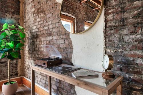 Φωτογραφία από το άλμπουμ του Soaring Designer Ceiling Condo near Market Square σε Νόξβιλ