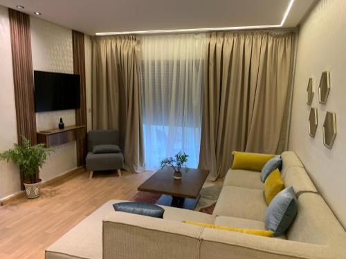 TV a/nebo společenská místnost v ubytování belle appart à centre Mahdia plage