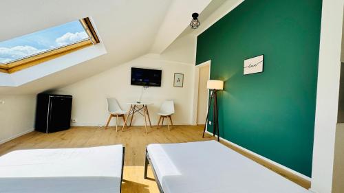 une chambre avec deux lits et un mur végétal dans l'établissement Apartment near Sana Klinik, à Offenbach-sur-le-Main