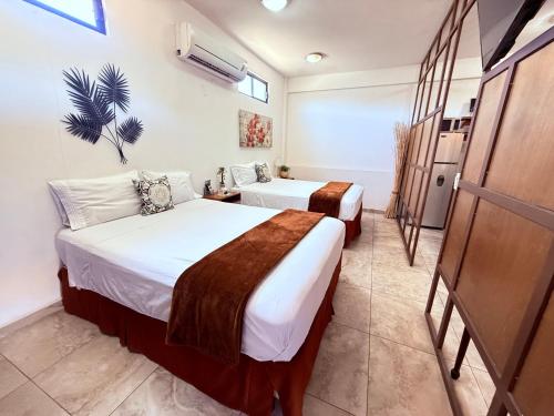ロレトにあるLofts Loreto Baja California Surの部屋にベッドが2つある寝室