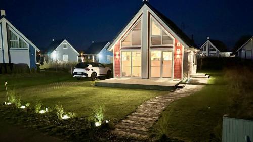 una casa con un coche aparcado en un patio por la noche en Nr. 496 Haus Biber, en Berg