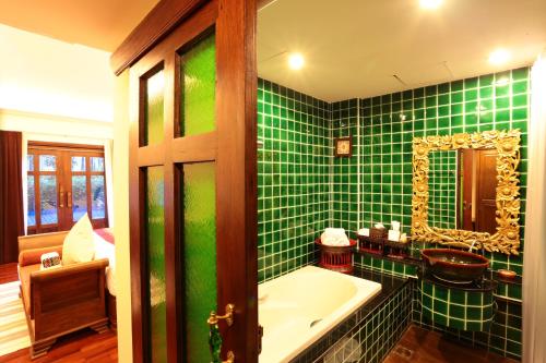 Ett badrum på Viang Thapae Resort- SHA Extra Plus