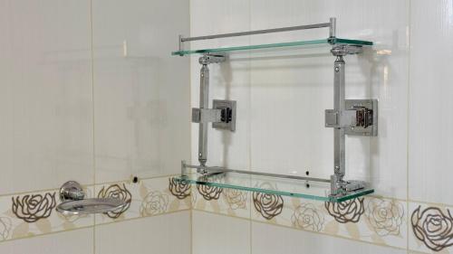 a bathroom with a glass shelf on the wall at Casa Luar in Monte Verde