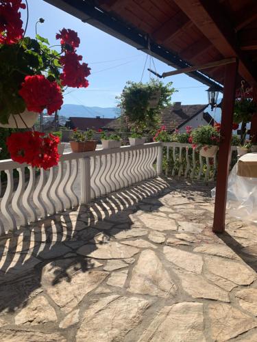 una recinzione bianca con piante e fiori in vaso di Apartman Humska a Sarajevo