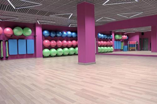 a bowling alley with colorful balloons on the walls at Hotel Great Polonia Velvet Suwałki in Suwałki