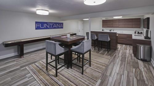 Nhà bếp/bếp nhỏ tại Game Room - Private Beach Access - Sleeps 8