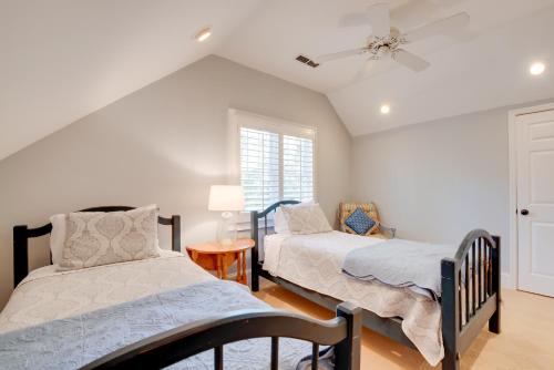 Un dormitorio con dos camas y un ventilador de techo. en Stunning Lake Oconee Retreat with Pool Access!, en Turnwold