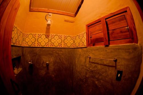 Bilik mandi di Quinta dos Laranjais Chalés