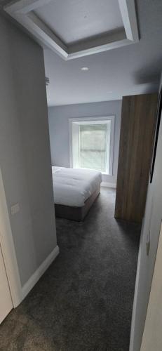 マリンガーにあるMartins Lane Guesthouseのベッドと窓のある寝室