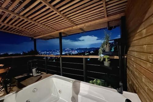 Photo de la galerie de l'établissement Glamping con jacuzzi cerca a Medellin, à Guarne