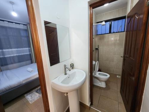 Ένα μπάνιο στο Modern 2 Bed All Ensuite Near Nakuru CBD