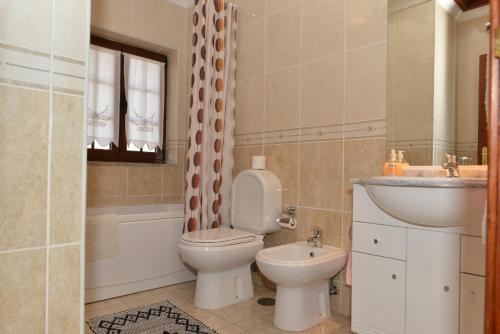 AL Vivenda Romantica Geres في جيريز: حمام مع مرحاض ومغسلة وحوض استحمام