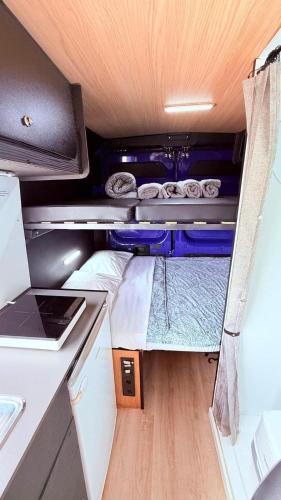 un interior de una cabaña con cocina y fogones en Caravana Poço Bispo 2, en Lisboa