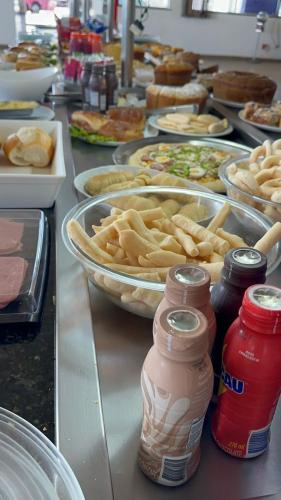 ein Buffet mit vielen Speisen und Getränken in der Unterkunft Hotel Via Montes in Montes Claros