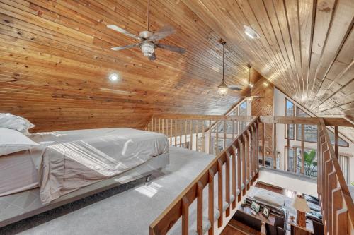 Postel nebo postele na pokoji v ubytování Lakefront Mansion