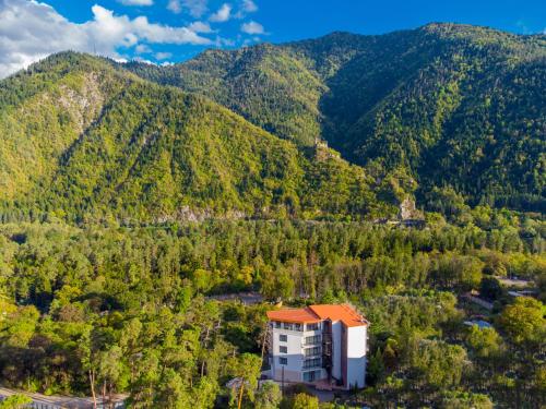 una vista aérea de un edificio en medio de una montaña en Emerald Borjomi Hotel, en Borjomi