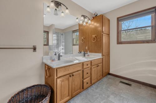 Koupelna v ubytování Lakefront Mansion