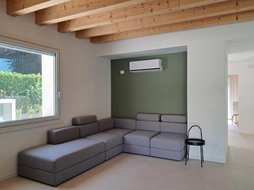 un salon avec un canapé et une fenêtre dans l'établissement cHome, à Budòio