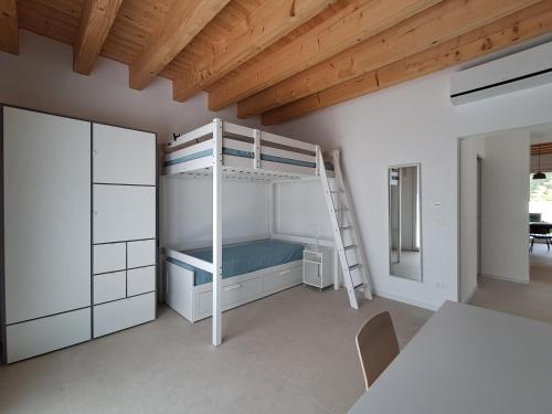 une chambre avec un lit superposé et une échelle dans l'établissement cHome, à Budòio