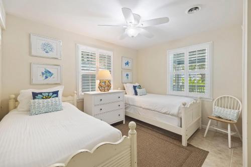 Un dormitorio con dos camas y un ventilador de techo. en CA411: 411 Carolina Blvd., en Isle of Palms