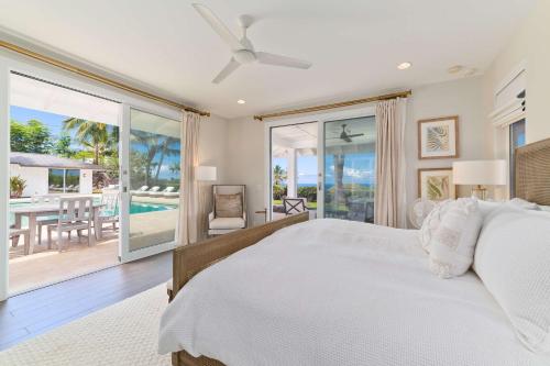 カイルア・コナにあるLuxury Retreat in Kona with Saltwater Poolのベッドルーム(白いベッド1台、バルコニー付)