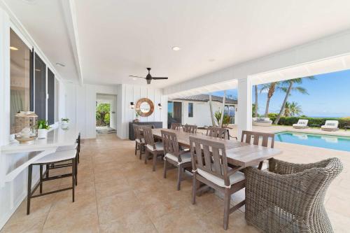 comedor con mesa, sillas y piscina en Luxury Retreat in Kona with Saltwater Pool, en Kailua-Kona