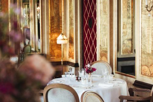 Restaurace v ubytování Hôtel Barrière Fouquet's Paris