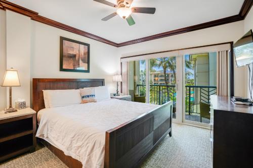 una camera da letto con un letto grande e un balcone di Waipouli Beach Resort G307 a Waipouli