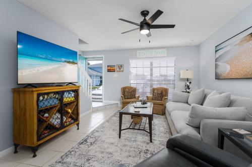 TV a/nebo společenská místnost v ubytování Island Hub Hideout