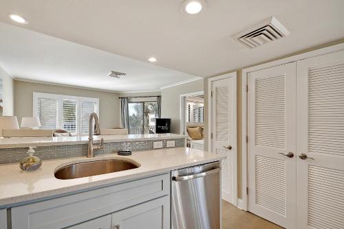 una cocina con fregadero y encimera en PC202E: 202E Port O'Call, en Isle of Palms