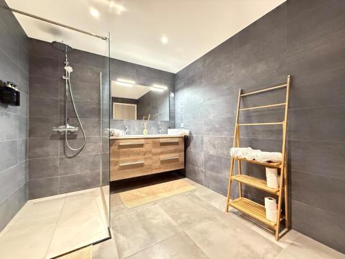 Ένα μπάνιο στο Appartement Le Cocon Proche Station Ski-Piscine
