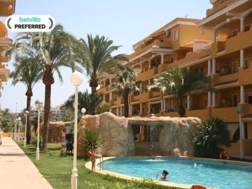 un hotel con piscina di fronte a un edificio di Modern Denia Apartment a Denia