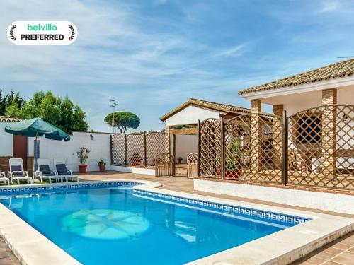 Πισίνα στο ή κοντά στο Family Villa with Pool