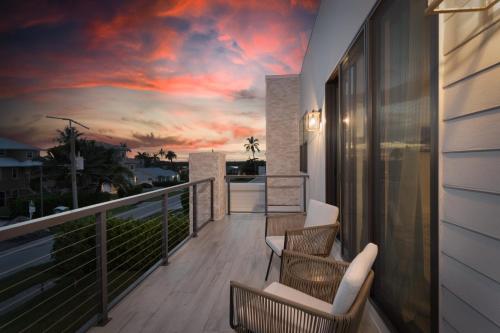 a balcony with a sunset mural on the wall at Aloha Nani Hilo in Isles of Capri