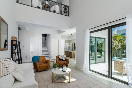 a living room with a couch and chairs at Aloha Nani Hilo in Isles of Capri