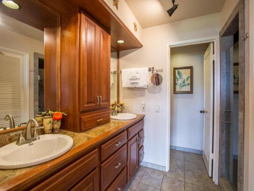 a bathroom with two sinks and a shower at Wailea Grand Champions 111 in Wailea
