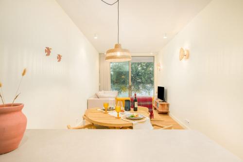 a living room with a table and a vase at Porto de Gaia in Vila Nova de Gaia