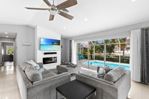 Marco IslandにあるGazebo Pointのソファと天井ファンのあるリビングルーム