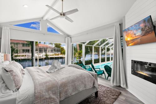 Marco IslandにあるGazebo Pointのベッドと大きな窓のある寝室